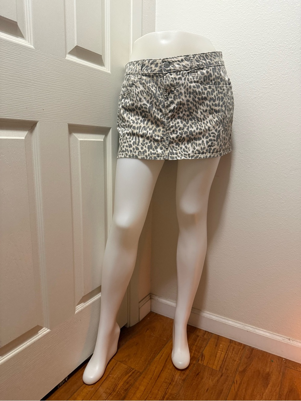 Hollister Leopard Print Mini Skirt - Gray & Cream